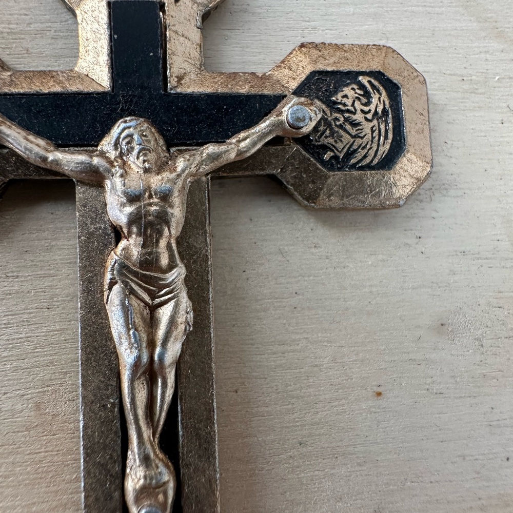 Vintage Gold Tone Crucifix Religious Cross Pendant - Picture 3 of 9